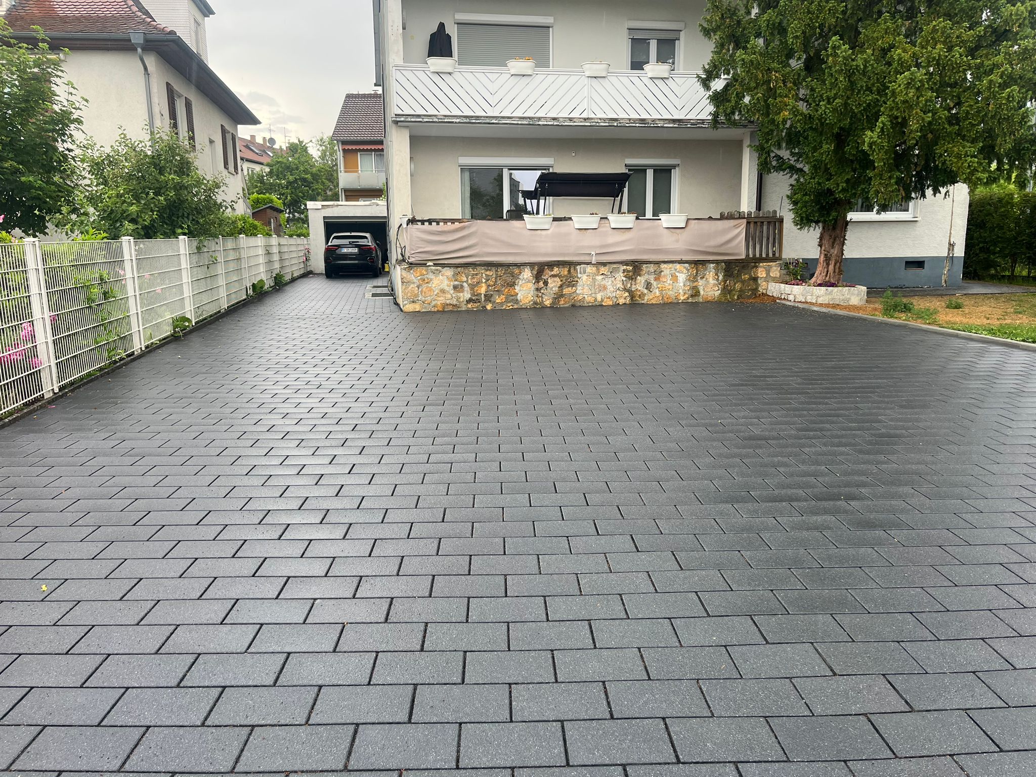 Pool mit Natursteinverkleidung und Gabionenwand